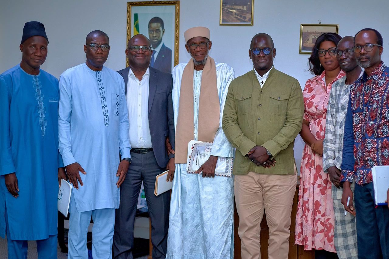 RENCONTRE ENTRE LE  DIRECTEUR GENERAL DE LA SNHLM ( Société Nationale des Habitations à Loyer Modéré ET LE COLLECTIF AAR SUNU DEEKUWAY DES PARCELLES ASSAINIES KEUR MASSAR RUFISQUE 1